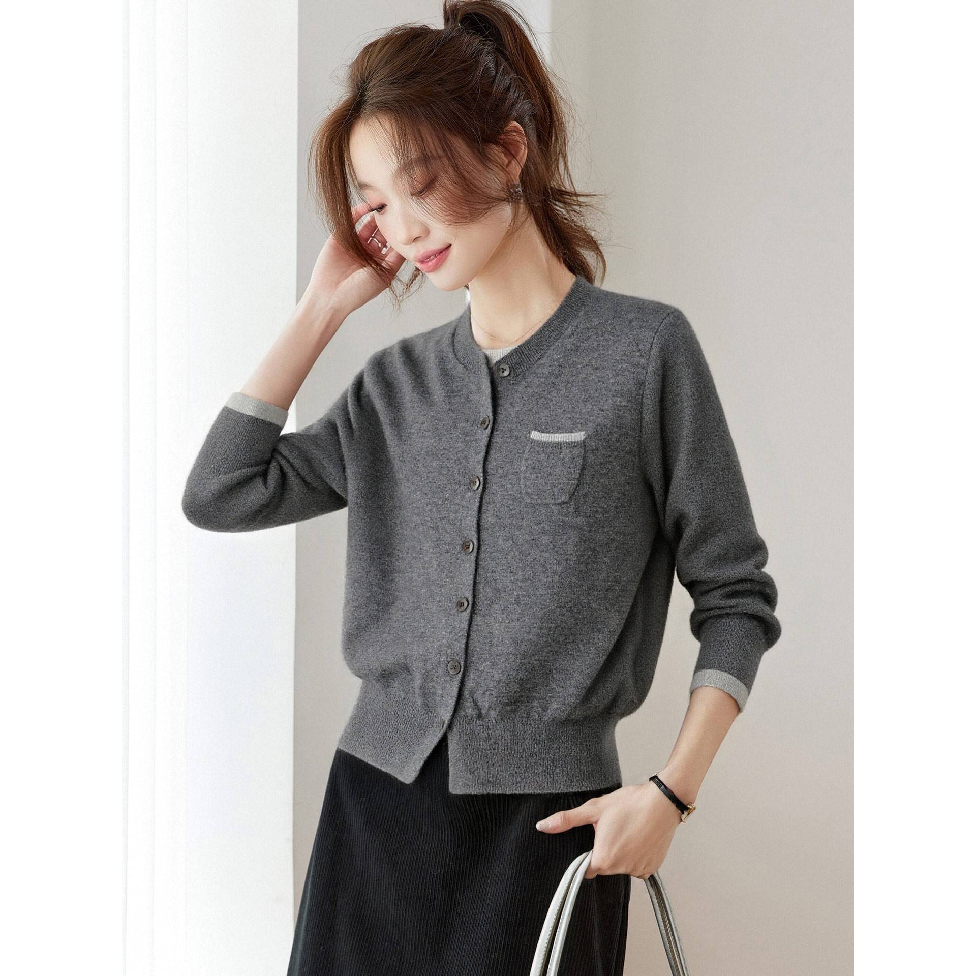 秋冬圆领单排扣羊毛针织开衫女2025新款高级感灰色毛衣外套短上衣