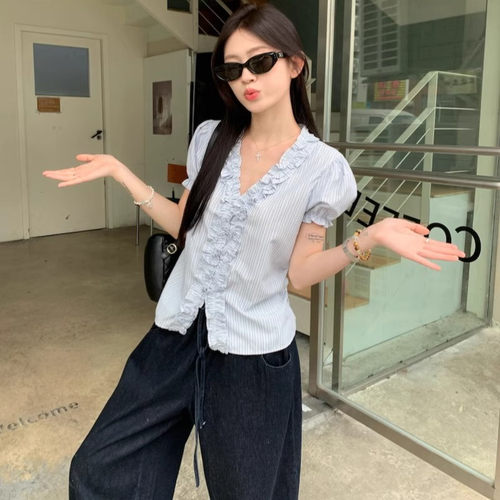 小众减龄V领掐腰短袖上衣设计感蓝色木耳边条纹泡泡袖衬衫女夏季