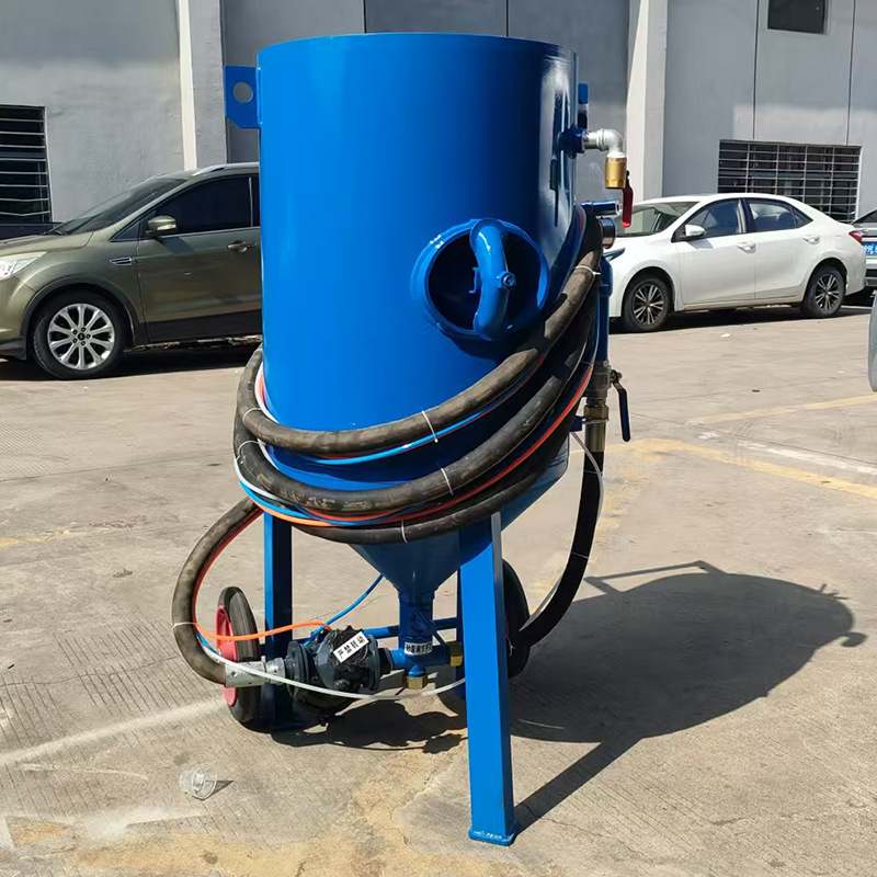 鼎成户外移动式高压喷砂罐厂家钢结构表面除锈清洁翻新加压喷砂机