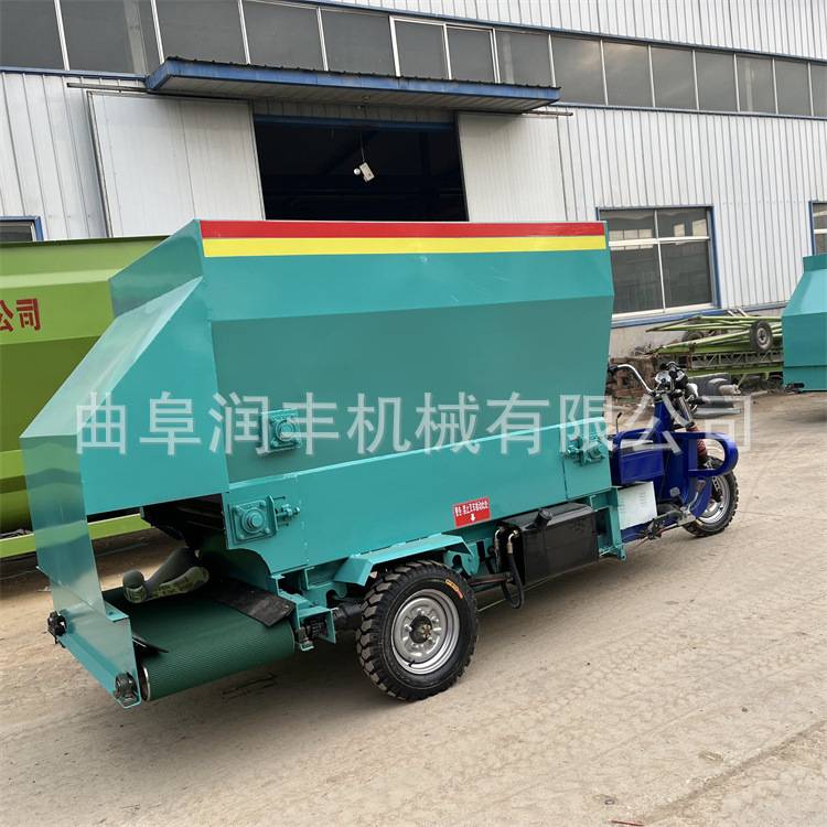 牛羊养殖牧场撒料车 螺旋出料养殖喂草机 5方卸草均匀饲料投料机