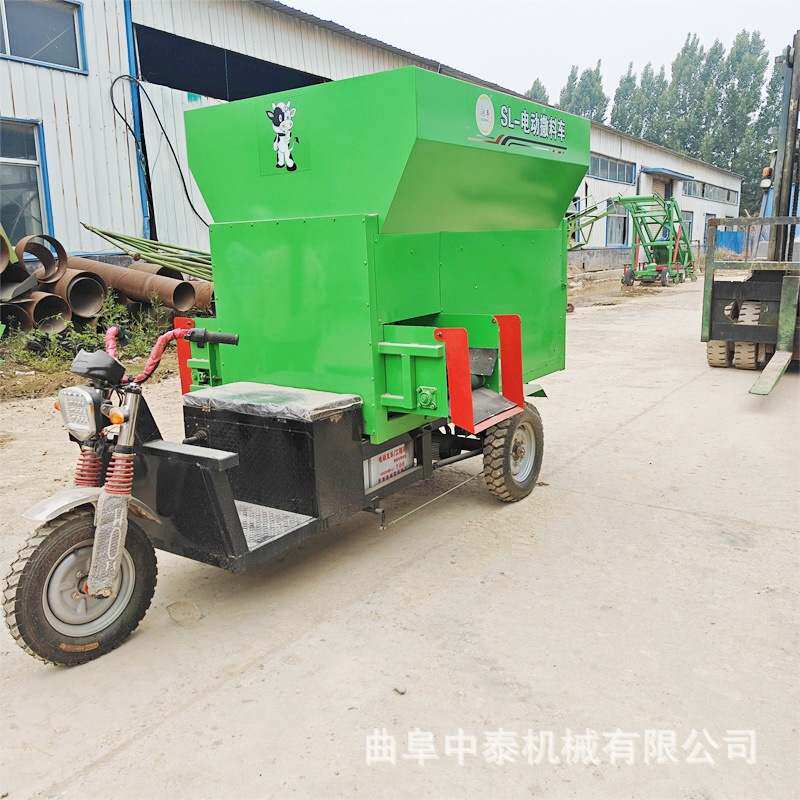 养牛电动螺旋式喂料机牧场用自走式投料机饲喂牛羊5方青贮撒草机