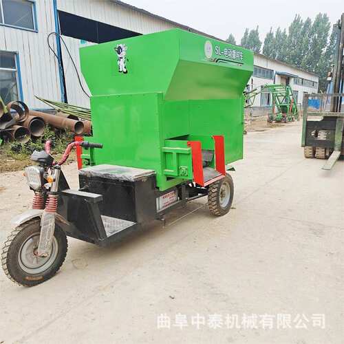 养牛电动螺旋式喂料机牧场用自走式投料机饲喂牛羊5方青贮撒草机