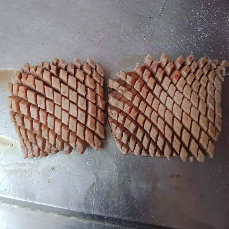 厂家定 制一次性成型猪腰切花机 豆腐鱿鱼切花机 香肠面筋切花机