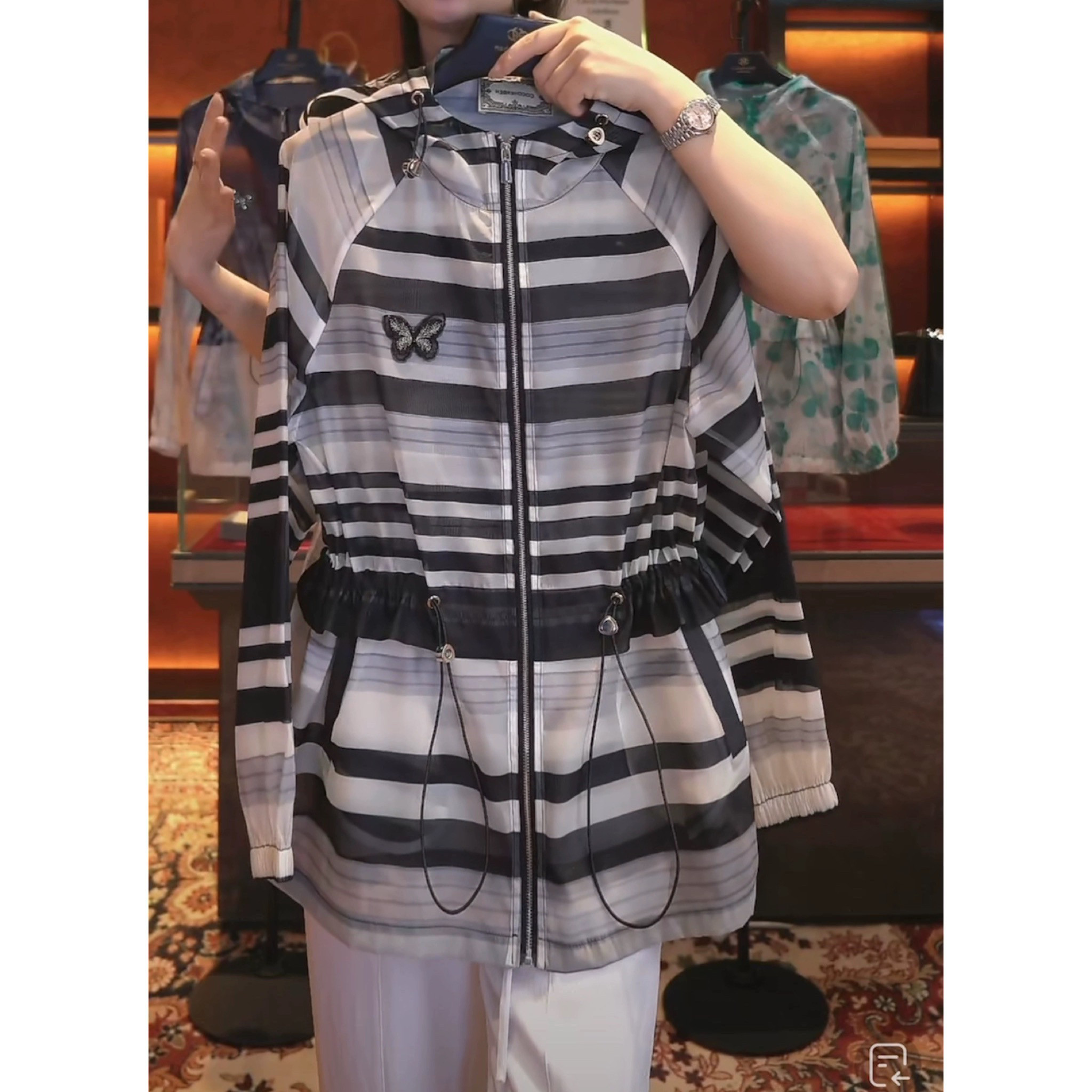 清仓特价迷彩印花长袖薄款收腰连帽防晒透气外套女休闲宽松抽带