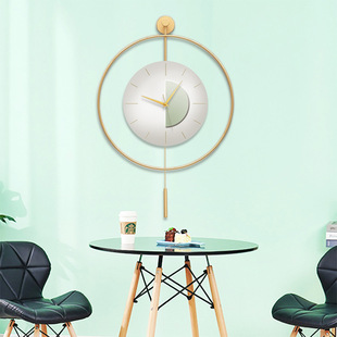 西班牙极简客厅钟表新品轻奢风餐厅装饰挂钟摇摆款现代艺术时钟