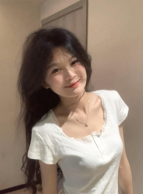 纯欲白色正肩蕾丝短袖t恤女夏季甜辣设计感修身别致短款绝美上衣