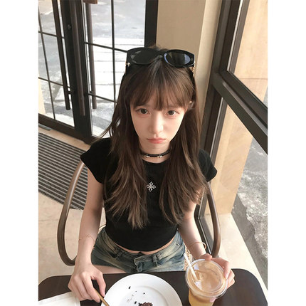 美式复古十字印花肩短袖t恤女夏紧身辣妹短款小众纯欲黑色上衣