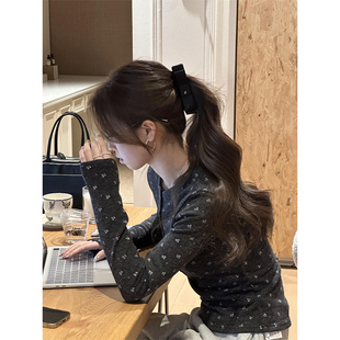 韩系灰色碎花长袖t恤女2026早春新款修身显瘦内搭绝美打底衫上衣