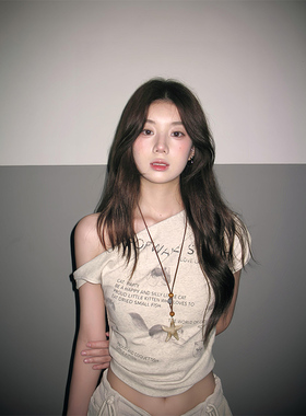 浅灰色辣妹斜肩纯棉短袖t恤女夏季复古纯欲收腰修身露肩短款上衣