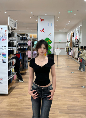 正肩v领设计感黑色短袖t恤女夏季2024新款修身辣妹纯欲一字肩上衣
