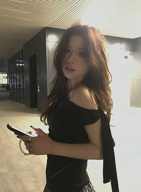 黑色斜肩蝴蝶结绑带短袖t恤女夏2025新款修身显瘦设计感露肩上衣