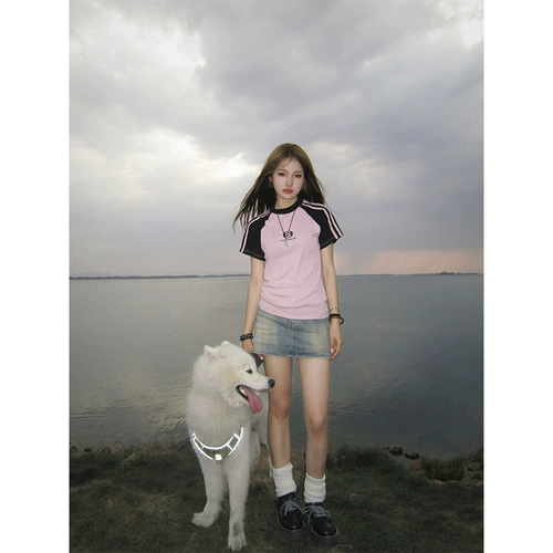 Летняя короткая приталенная футболка с коротким рукавом, в американском стиле