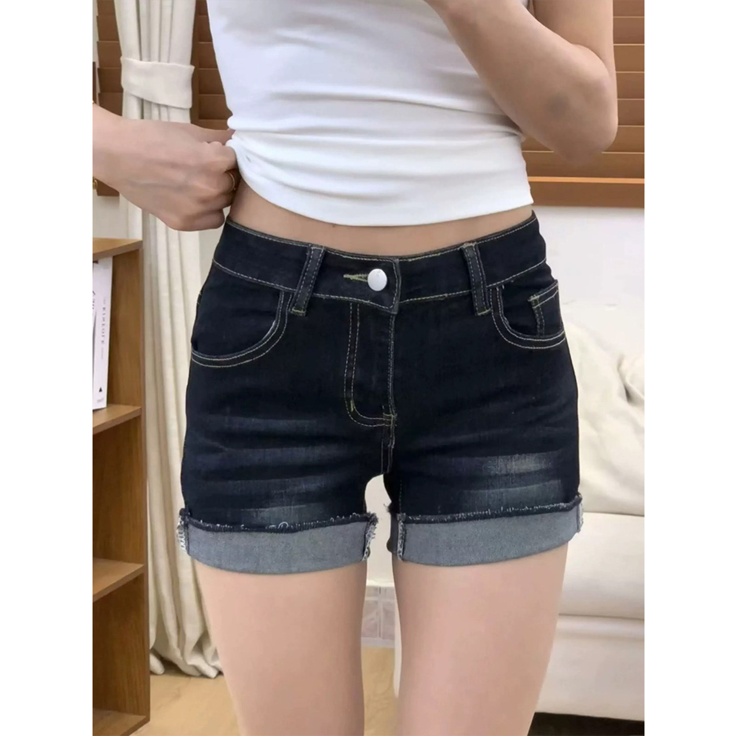 美式深蓝色卷边牛仔短裤女夏季薄款2026新款低腰辣妹显瘦包臀热裤