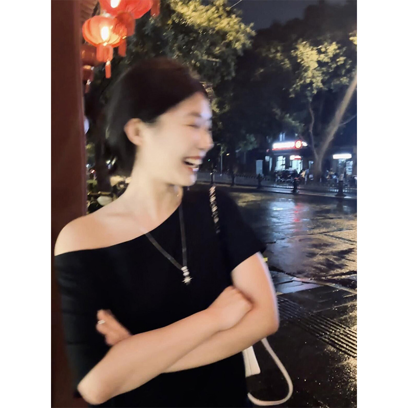 张婧仪同款黑色宽松休闲斜肩短袖t恤女夏季辣妹一字露肩绝美上衣