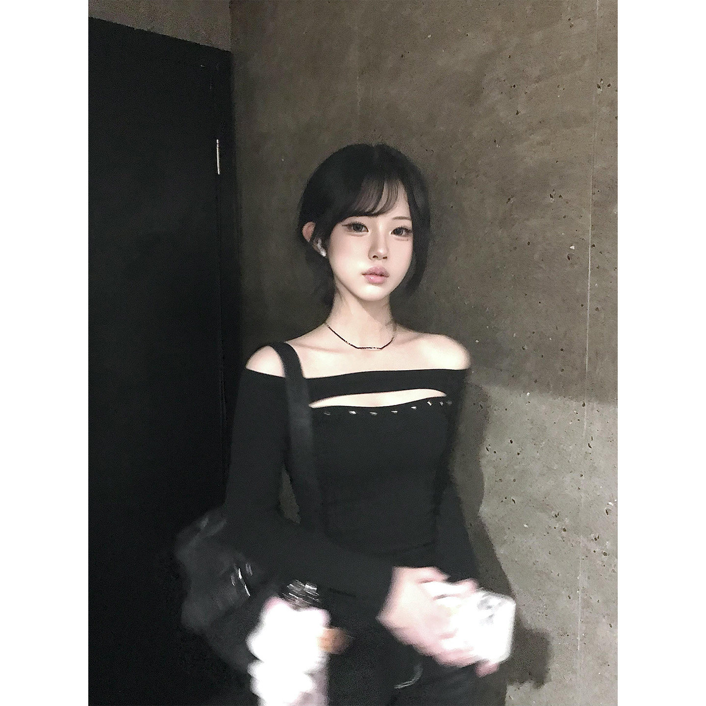 美式辣妹镂空铆钉一字肩长袖t恤女秋季修身显瘦内搭打底性感上衣