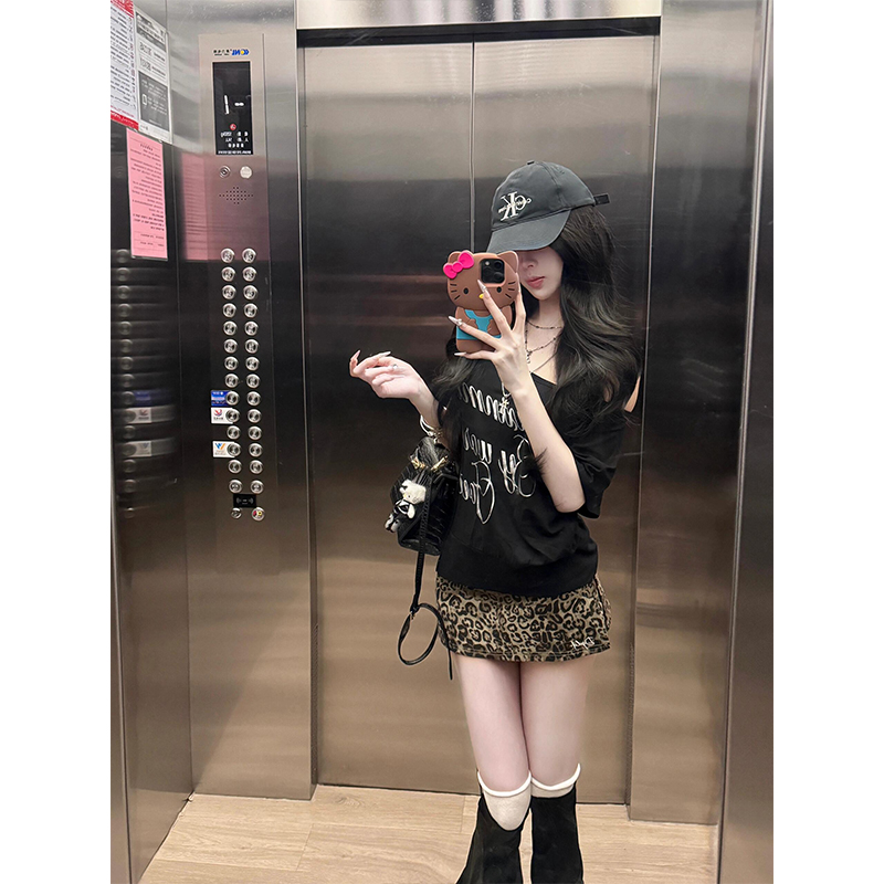 美式复古黑色斜肩一字肩短袖t恤女2025夏季休闲宽松露肩辣妹上衣