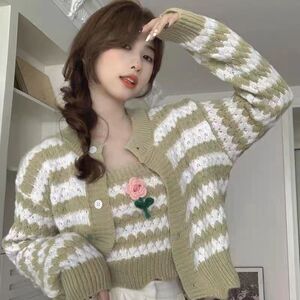 韩系chic复古立体花朵条纹针织开衫女春装短款小个子毛衣吊带套装