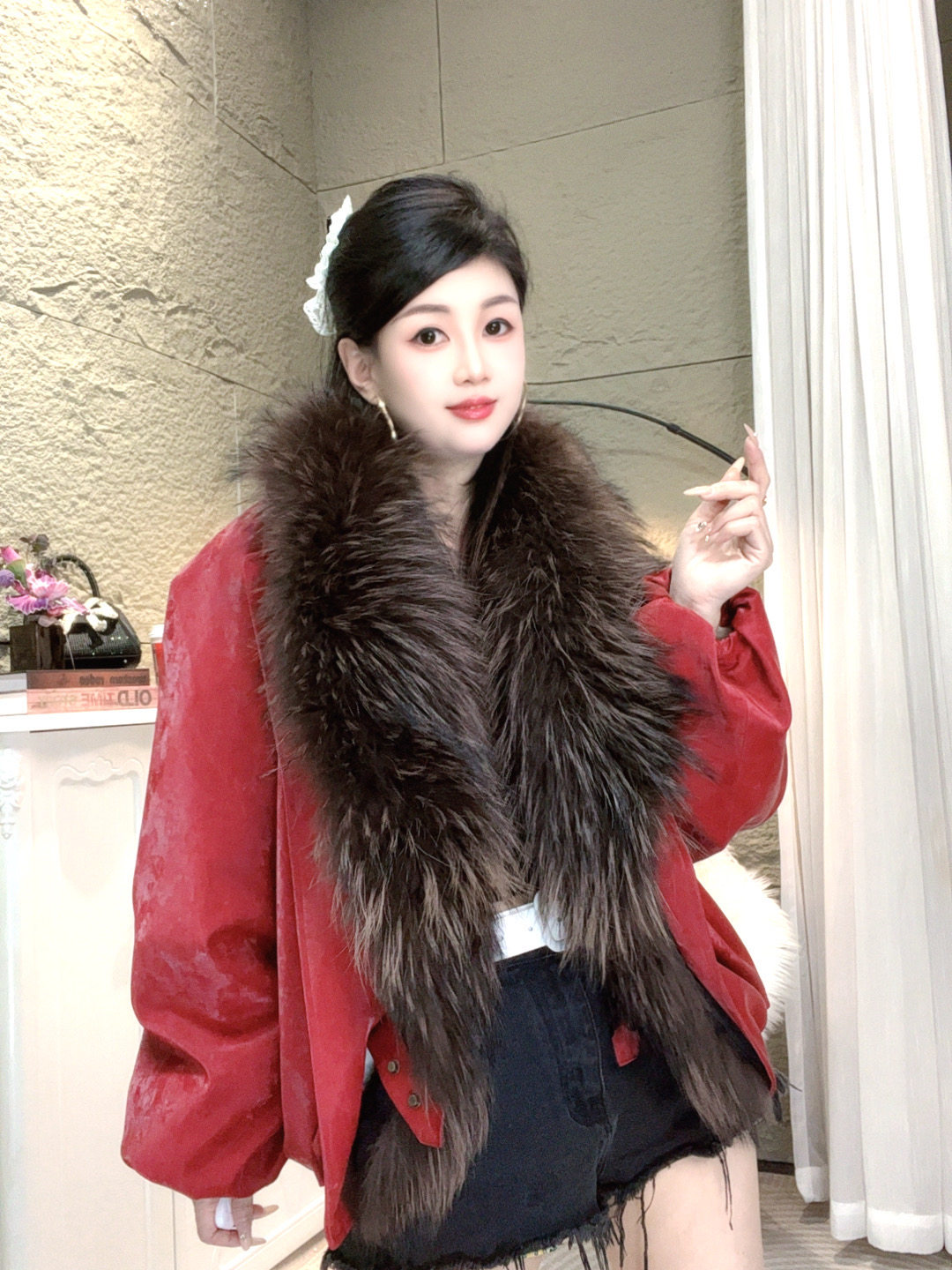 比卡陌秋冬新款女短款刺绣皮衣显瘦保暖外套貉子毛领P0430红色