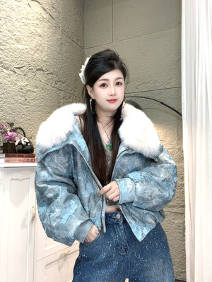 比卡陌羽绒服女短款刺绣皮衣显瘦保暖外套貉子毛领P0431