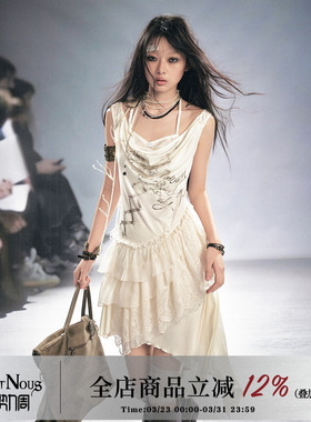 CestNous“少女的祷言”叛逆绑带印花蕾丝拼接米色荷叶边吊带裙