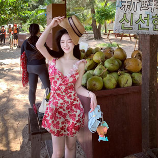 泰国海边旅游度假沙滩裙女夏季纯欲性感荷叶边碎花吊带连衣短裙子