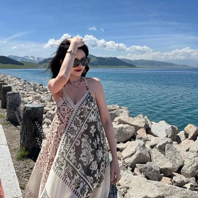 新疆草原旅游度假穿搭长裙波西米亚印花串珠宽松露背吊带连衣裙女