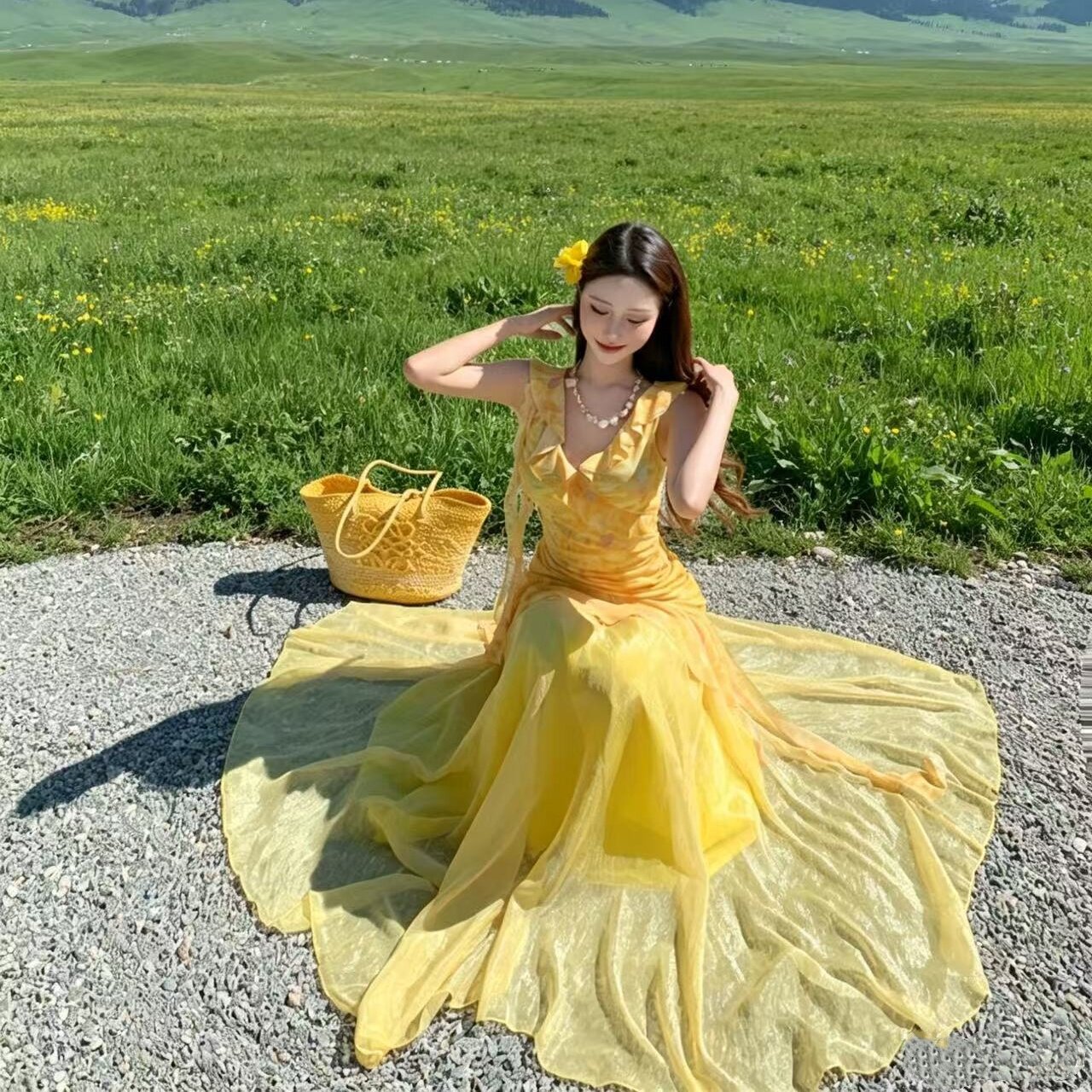 川西新疆草原旅游拍照穿搭女明媚黄色碎花叠穿吊带连衣裙两件套装