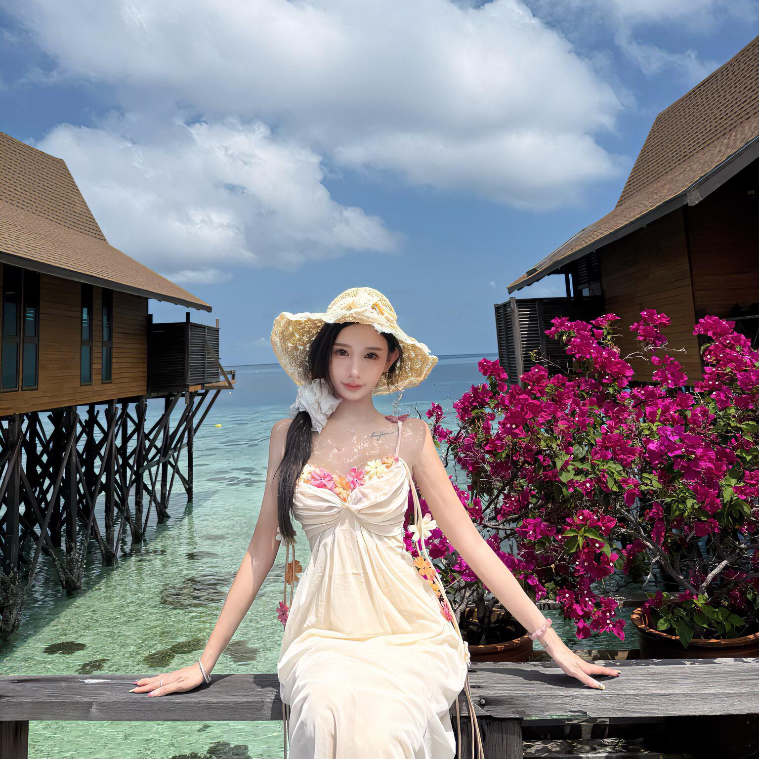 海岛旅游拍照氛围感度假裙超仙女立体花朵网纱性感露背吊带连衣裙