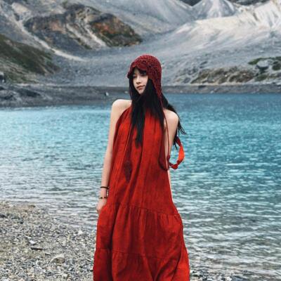 大西北沙漠旅游新疆草原拍照穿搭女复古红色无袖宽松挂脖连衣长裙