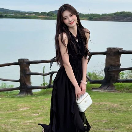 法式红色挂脖吊带连衣裙子女夏季2025新款爆款海边度假高级感长裙