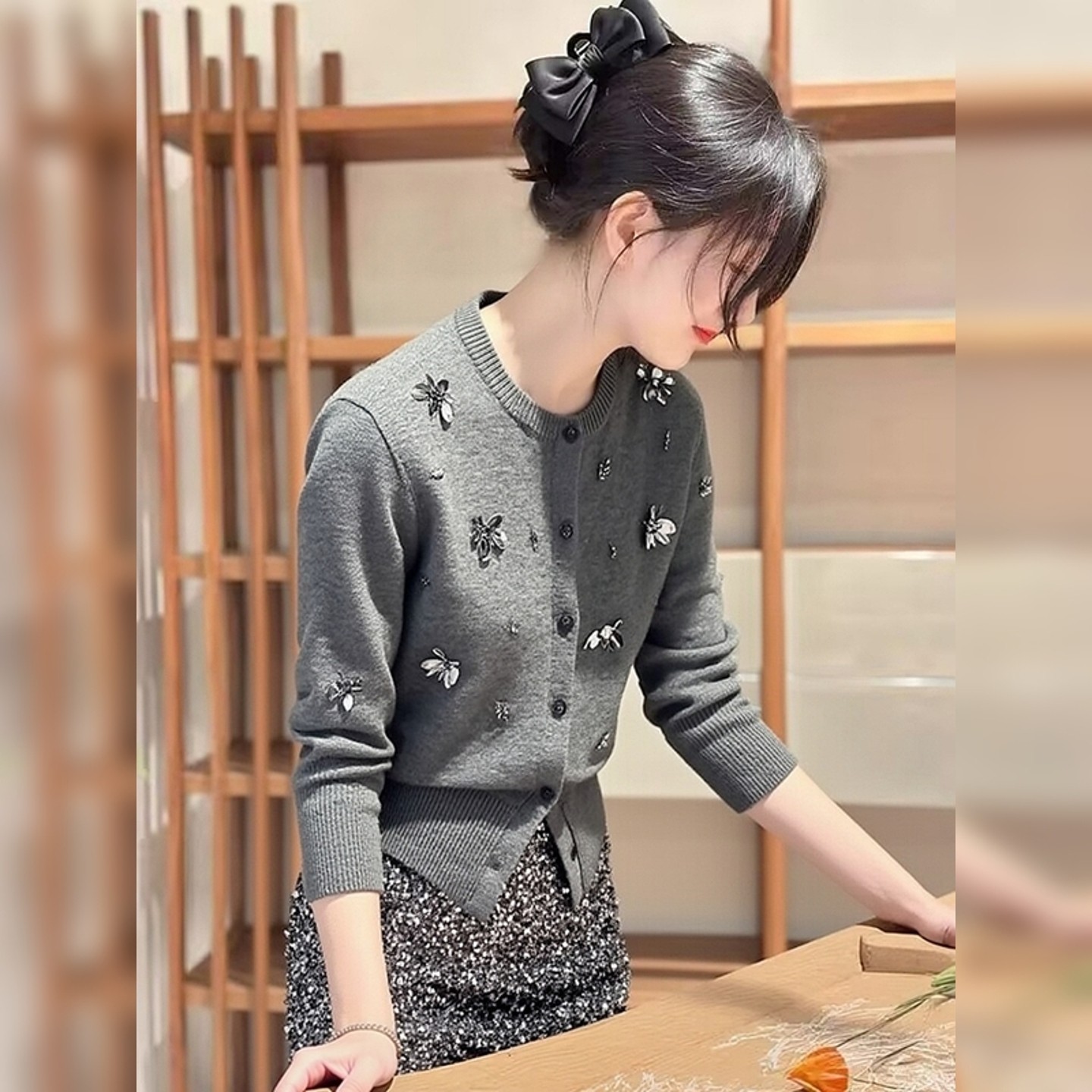 法式漂亮重工钉珠亮片圆领灰色针织开衫女2025秋新款质感短款毛衣,女装/女士精品,大码内搭,淘宝优惠券,粉丝福利购,淘宝优惠卷