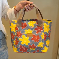 Красные цветы с несколькими карманами