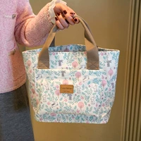 Карман с цветочным кроликом на белом фоне (очистка)