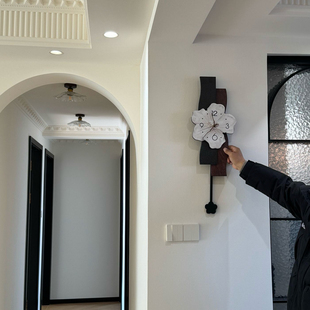 挂钟客厅摆件新款2025中古风复古钟表小众设计花朵创意装饰品