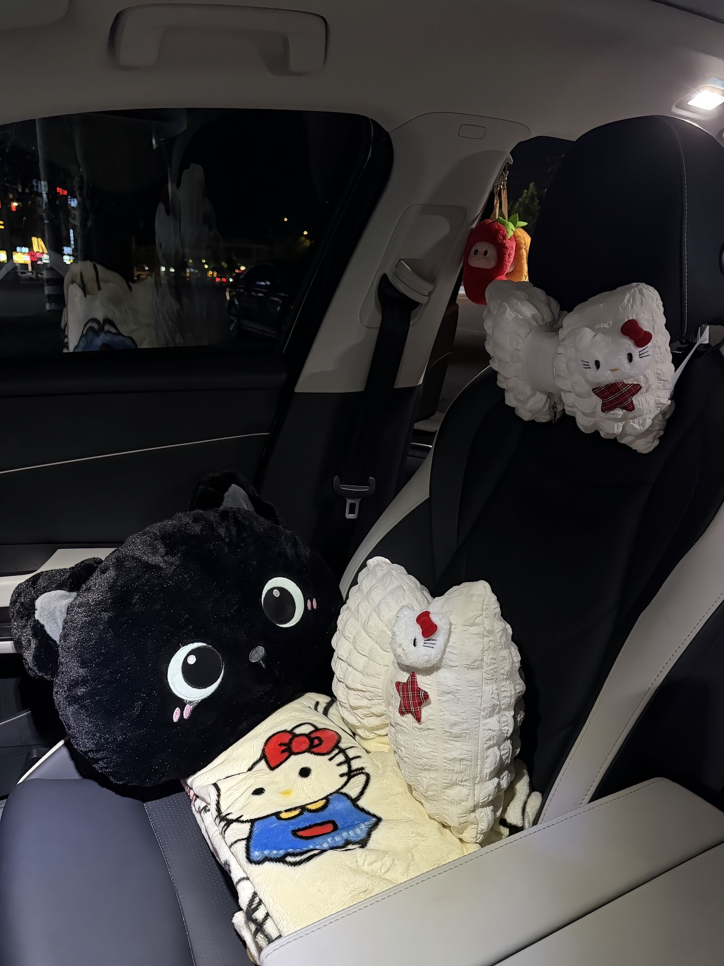 可爱少女汽车头枕卡通Kitty车内装饰护颈四季办公室车用腰靠枕头
