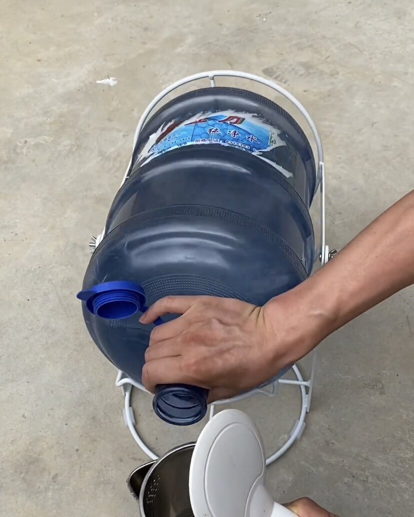 新款水桶架简易倒水神器通用桶装水支架纯净水倒置架压水器大桶水