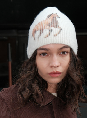 THINGNESS 奔跑喷绘小马羊毛冷帽毛线帽 马年新年礼物