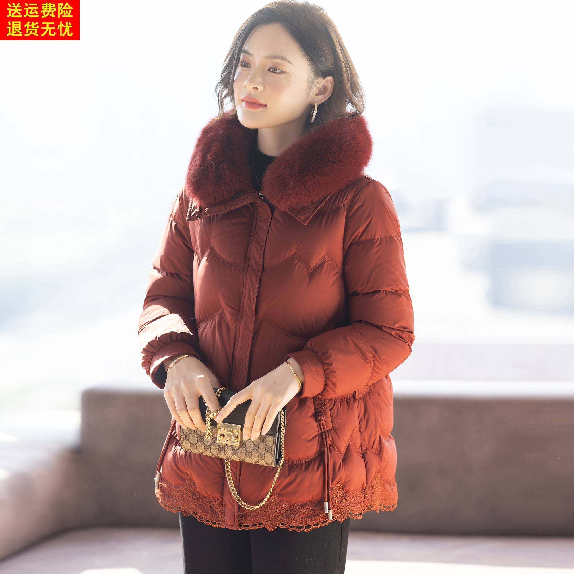 妈妈羽绒服洋气冬装外套2025新款中老年人女士加厚保暖红色上衣服