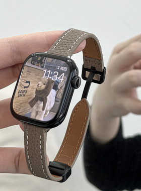 适用applewatch撞色皮表带S9/S8折叠磁吸扣小蛮腰创意真皮荔枝纹表带苹果手表S11表带iwatch7/6/5/4/SE秋冬女