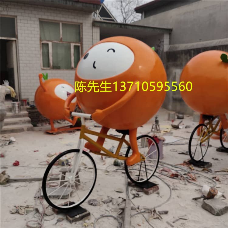 水果景区打造大型橘子卡通人物雕塑定制玻璃钢橙子IP枇杷公仔雕像