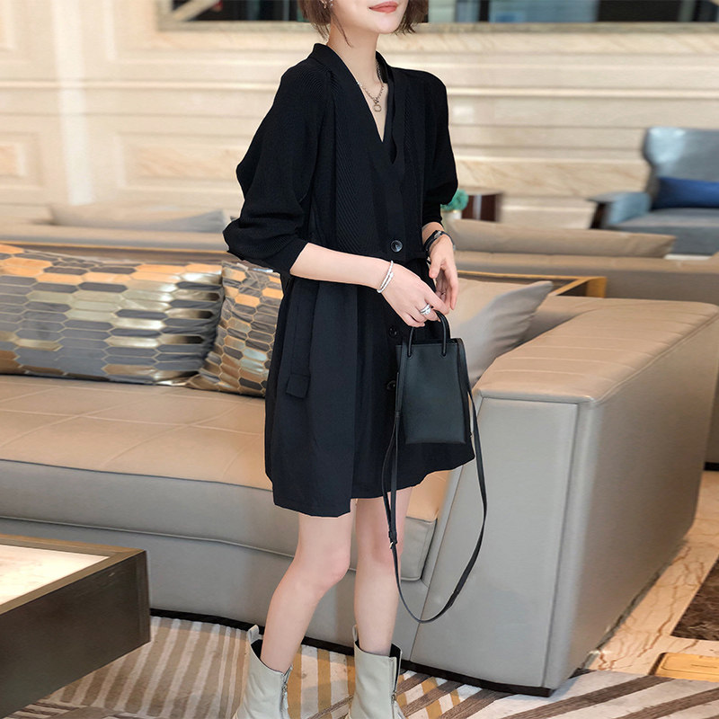 小黑裙收腰v领连衣裙宽松打底裙子欧货潮早秋装2021年新款欧洲站