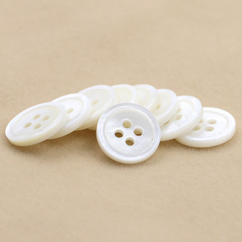 白色珠光四眼圆形河贝贝壳扣纽扣