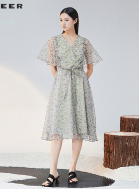 sdeer圣迪奥女装V领收腰碎花泡泡袖连衣裙S223Z123N