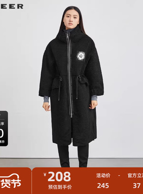 S·DEER圣迪奥女装连帽收腰撞色字母仿羊羔绒大衣S214Z1876