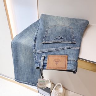 春夏新款三角标浅蓝色修身九分牛仔裤男舒适弹力修身小直筒休闲裤