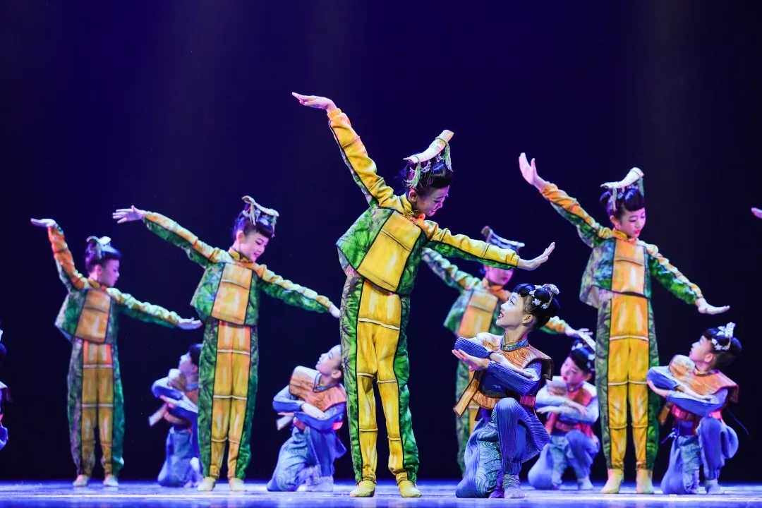 第十届小荷风采中国话舞蹈演出服儿童传统民族舞小扁担小板凳服装