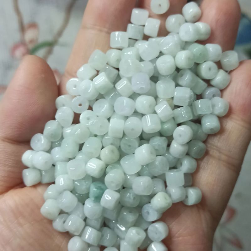 翡翠A货短桶珠直径卡5X4mm左右