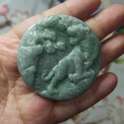 天然翡翠山水虎牌绿底飘花圆牌