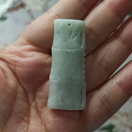 天然翡翠竹节吊坠淡绿飘花