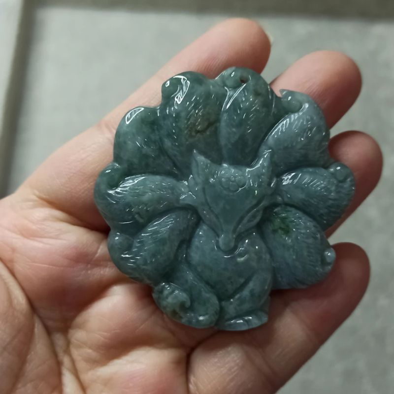 蓝水天然翡翠吊坠雕刻飘花九尾狐